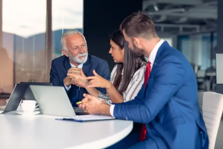 Face to face interpreting session between a service provider, a client and an interpreter to guarantee everyone is understood.